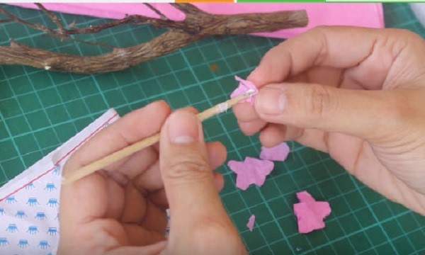 Cách làm hoa đào bằng giấy nhún
